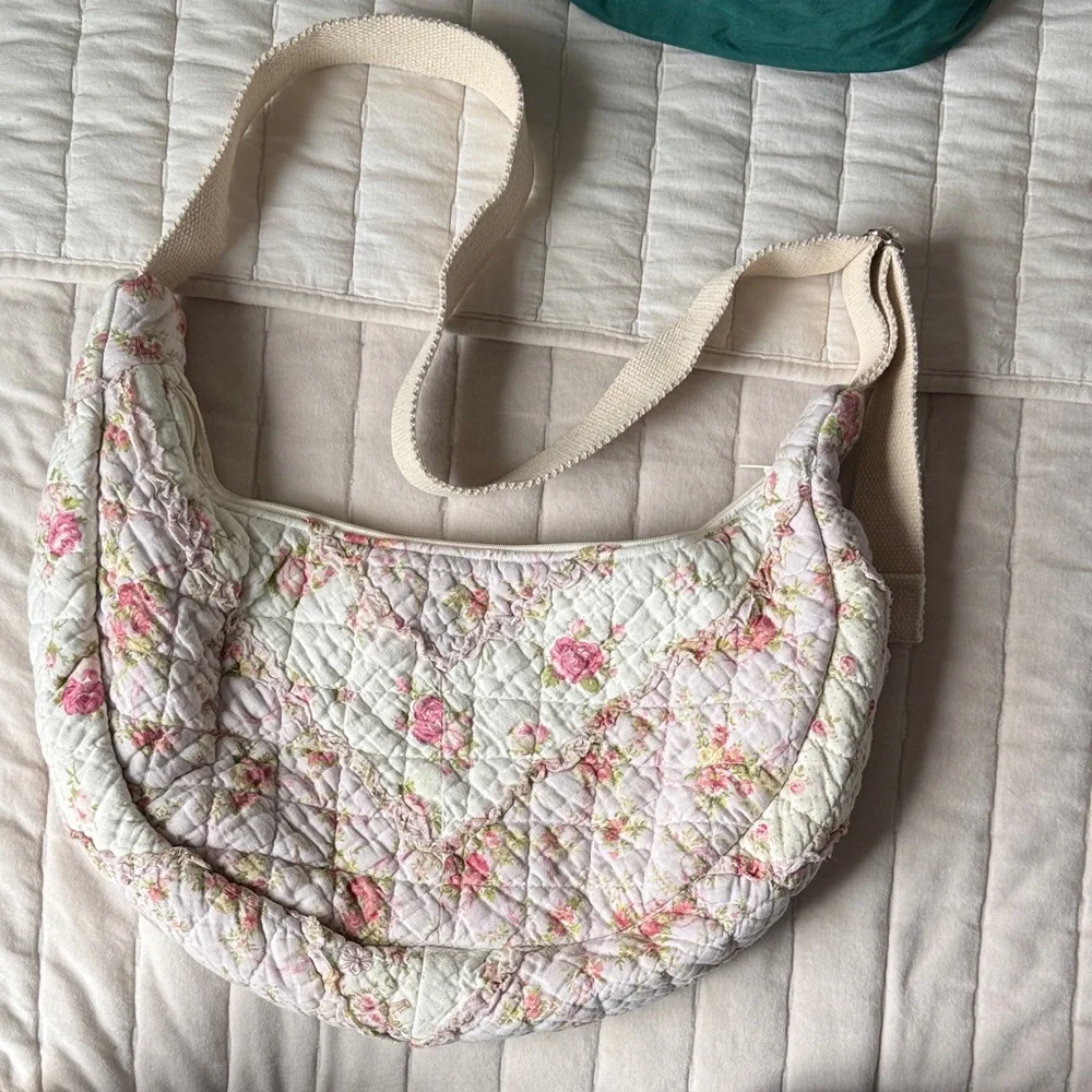 Hand Quilted “Baggu” style Crescent Bag - Picture 1 of 4